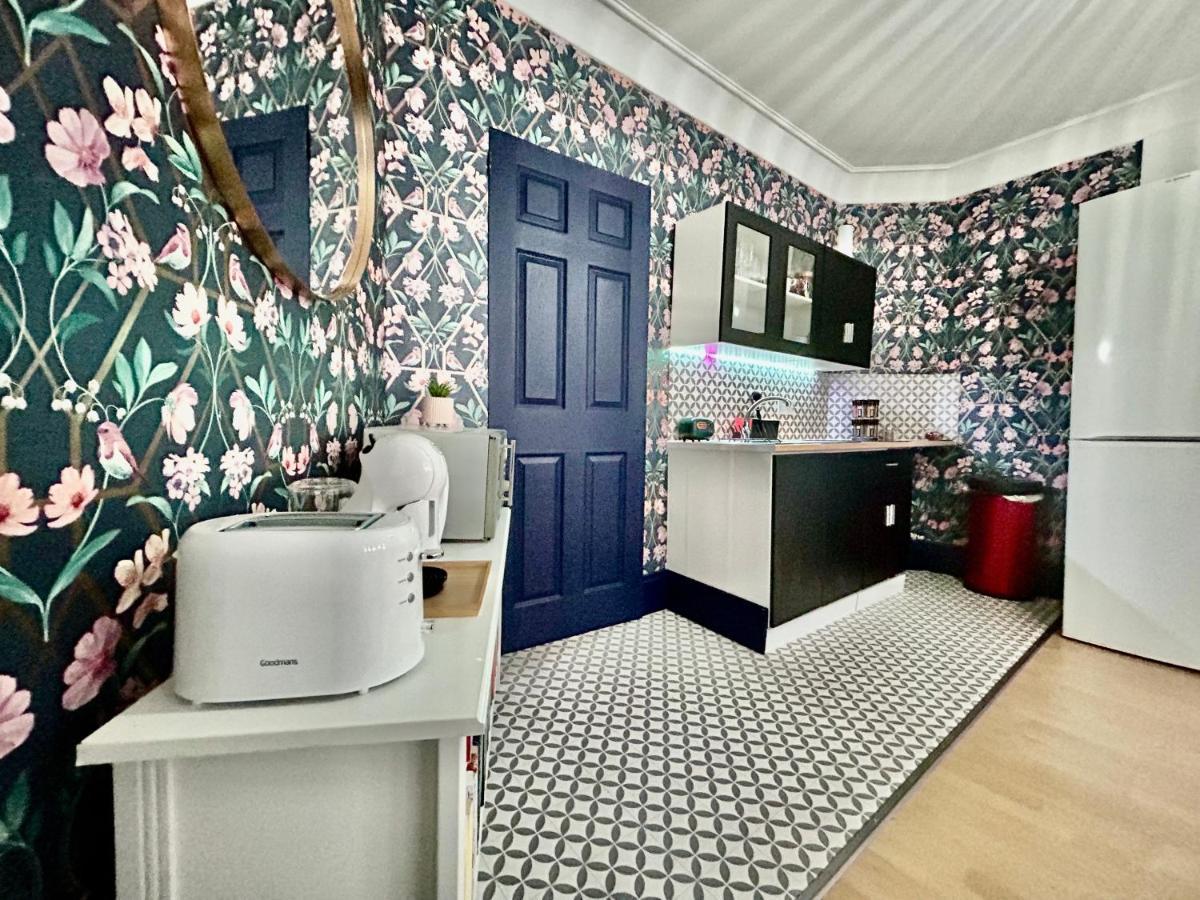 Rest Boutique Golders Green Лондон Экстерьер фото